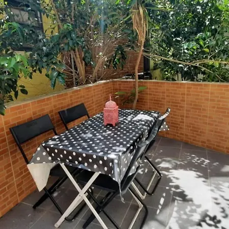 Charming Sunny Terrace / One Bedroom דירה