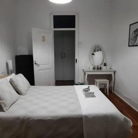 Charming Sunny Terrace / One Bedroom ליסבון